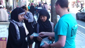 Het op straat uitdelen van boekjes voor het informeren over drugs bereikt jong en oud in het centrum van Londen.